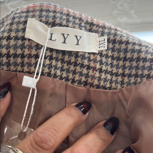 Gray and Red Blazer with Structured Silhouette - Picture 8 of 8